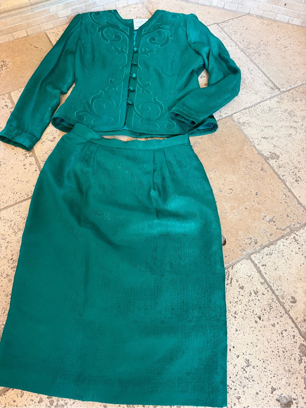 Gorgeous Safe Silk Adrianna Papell Jacket skirt set Green Button Front 10